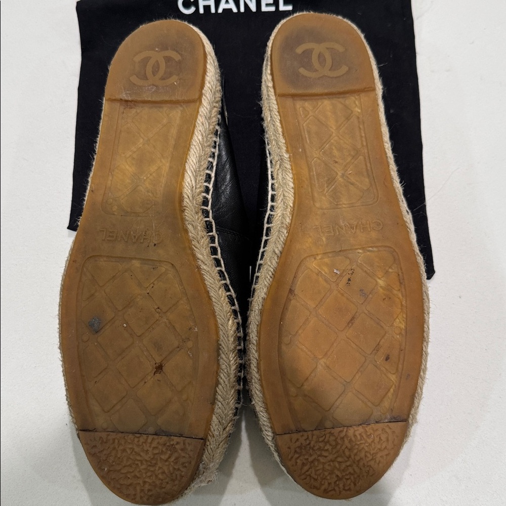 Chanel black lambskin leather espadrilles featuring the iconic CC logo - Picture 5 of 5